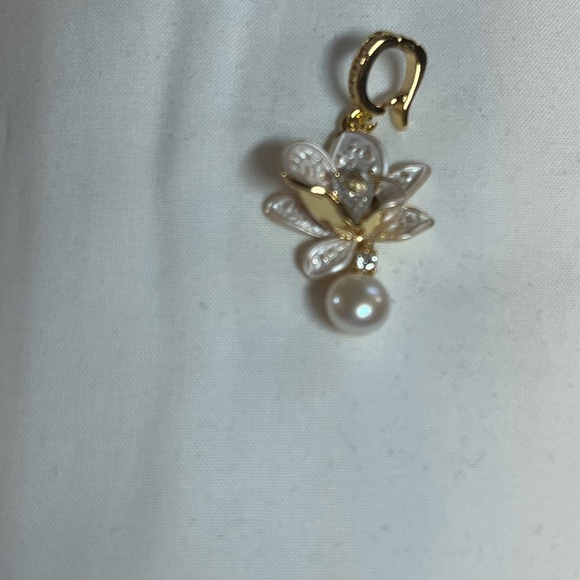 Jewelry - Elegant Gold and Pearl Flower Pendant​